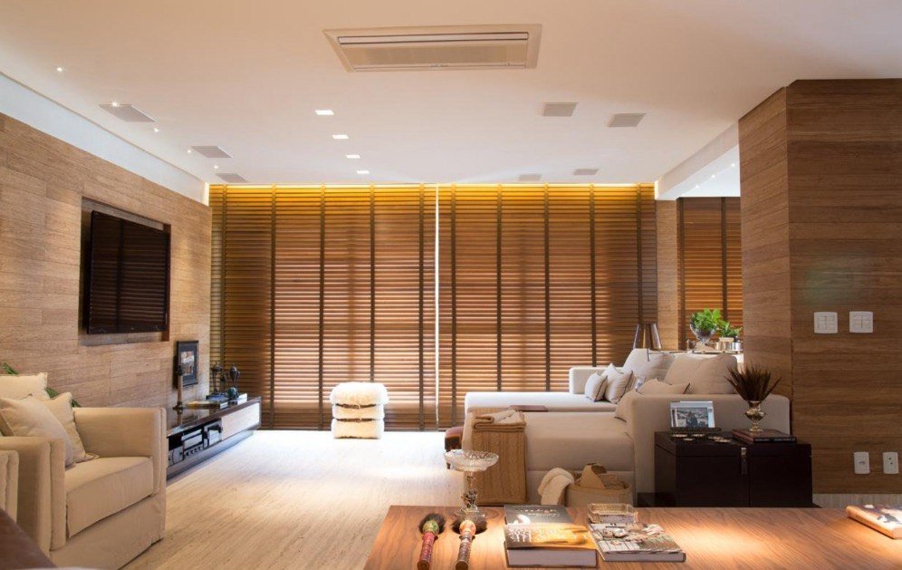 Living contemporâneo com persiana horizontal filtrando a luz