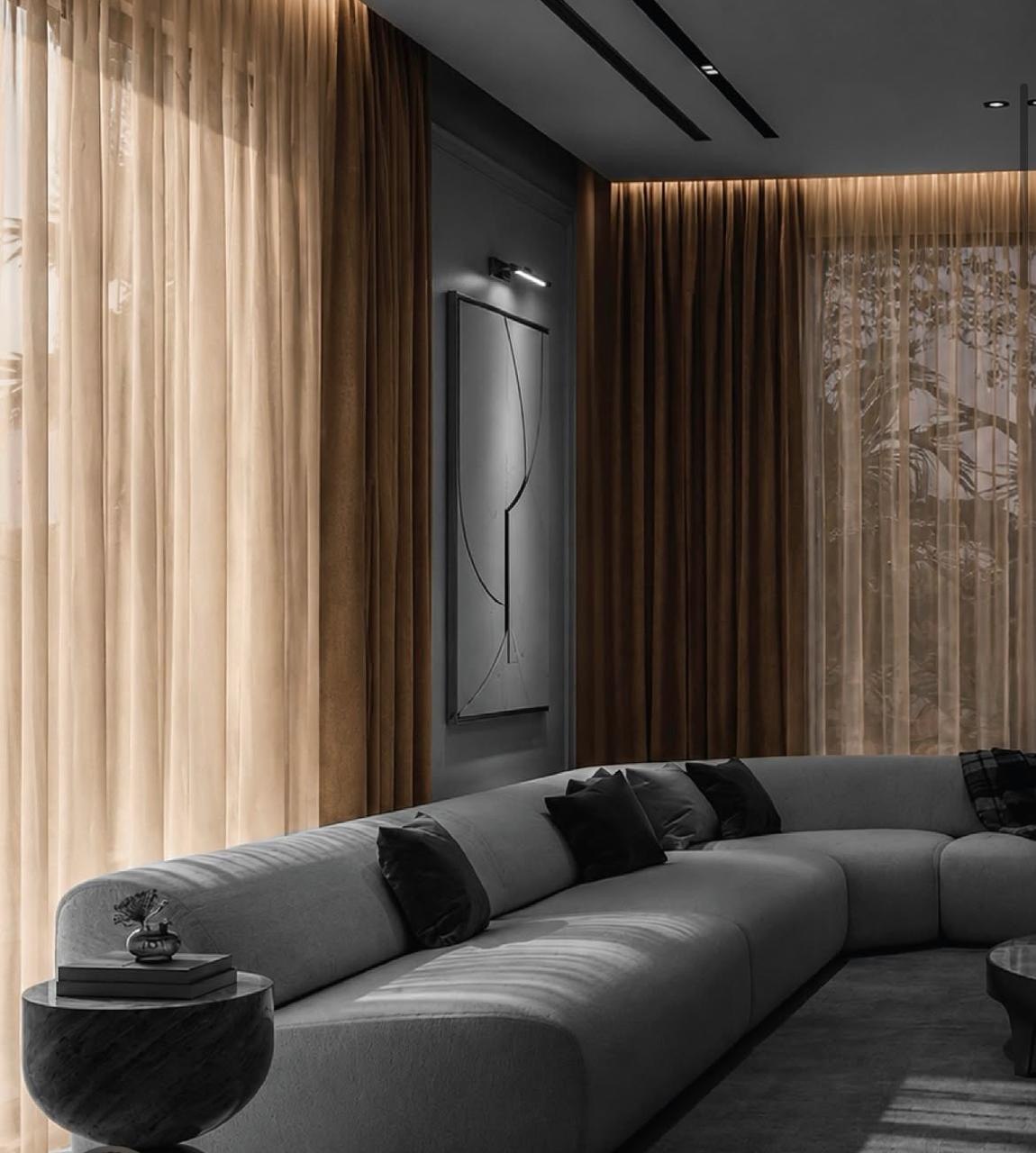 Living com cortinas voil em tom bronze e sofá modular cinza
